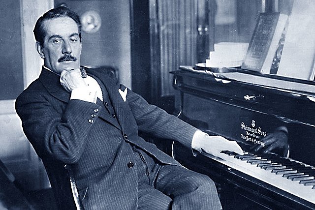 Il compositore Giacomo Puccini al pianoforte.JPG